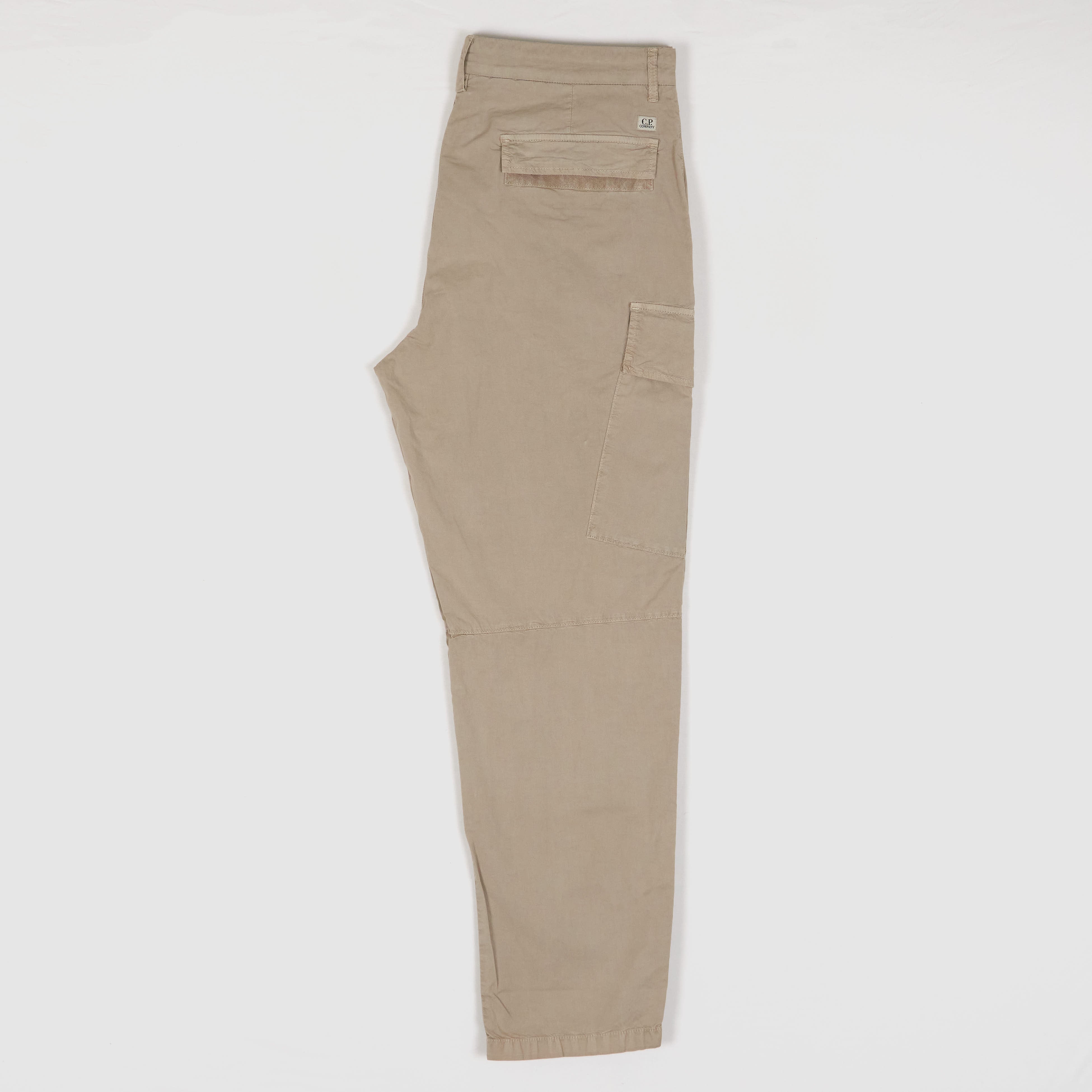 C.P. Company - Pantalón beige con bolsillo lateral diagonal y minilogo  circular - BLS Fashion