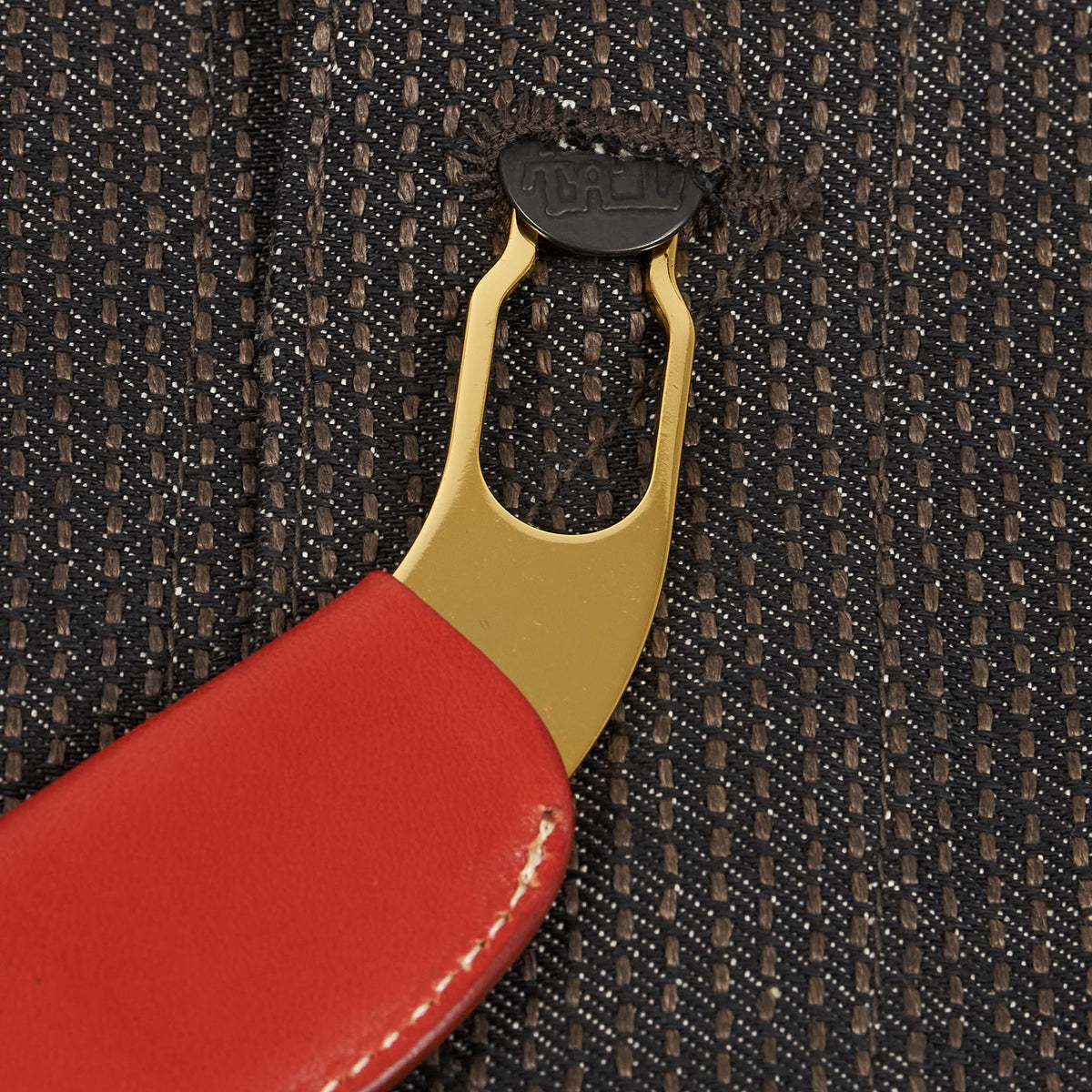 Kapital Hook – Button Closing Tool