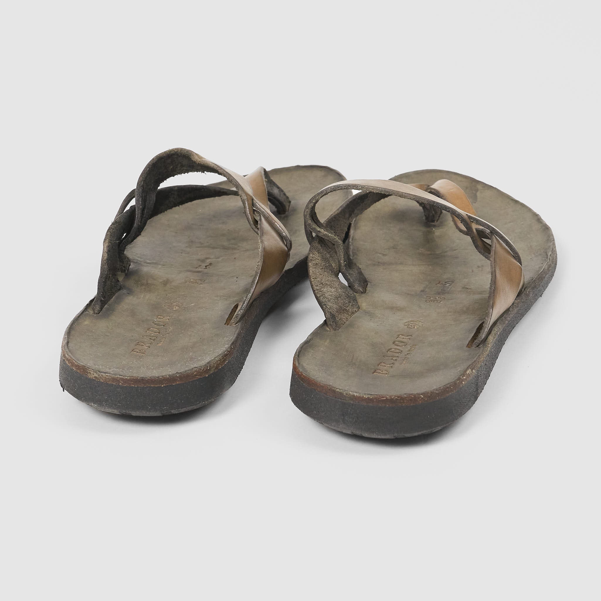 Tan leather flip flops ladies 2025